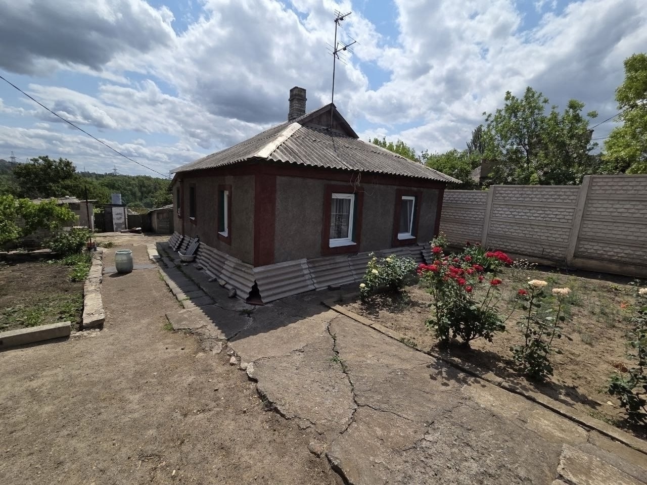 Продаётся отдельно стоящий дом в Ленинском районе города Донецк (улица Азовская). Общая площадь 49.5 м². 8.5 соток приватизированной земли. Вода, центральная канализация. Печное отопление, газ по улице. Цена 3.500.000 руб. +7(949)083-12-93...