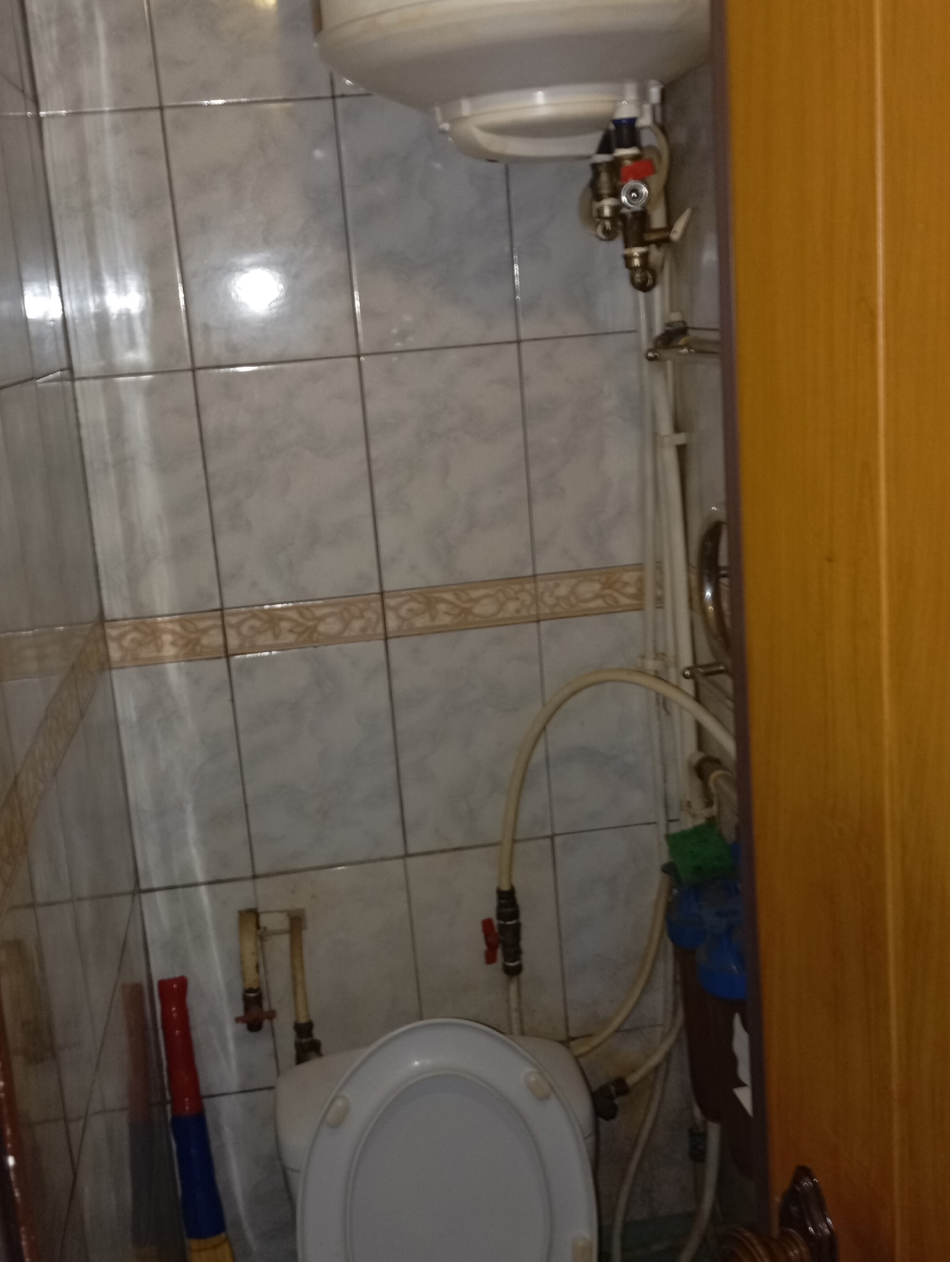 Сдам в аренду двухкомнатную квартиру 9 эт в 9 эт обшей площадью 54 м,кв в Краснодоне.Стоит мощный компьютер, вайфай роутер, стиралка автомат, холодильник, мебель все соответствует фото! Аренда 20000 + 20000 возвращаемый залог+ комуналка по счётчикам.Отопление индивидуальное.Звоните на Вацап или Телеграмм+7915...