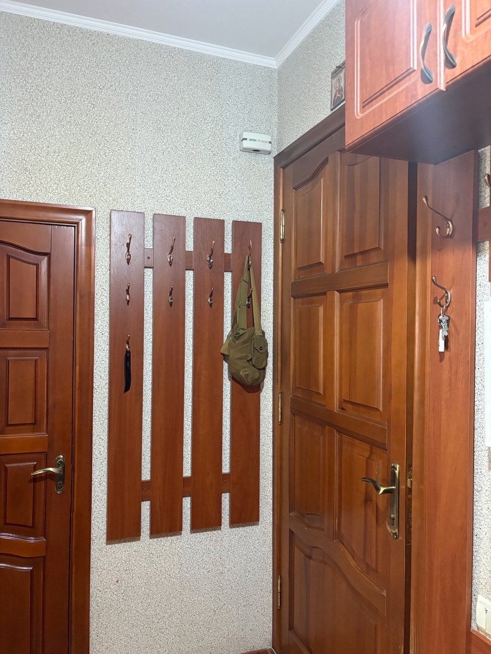 Продаётся уютная 2-комнатная квартира в центре Луганска Адрес: квартал Алексеева. Этаж: 3 из 5. Площадь: 57 кв. м. Особенности: высокие потолки, большие комнаты, просторная кухня. Описание: Эта квартира в «сталинке» — отличный выбор для тех, кто ценит комфорт и расположение в центре города. Совмещённый санузе...